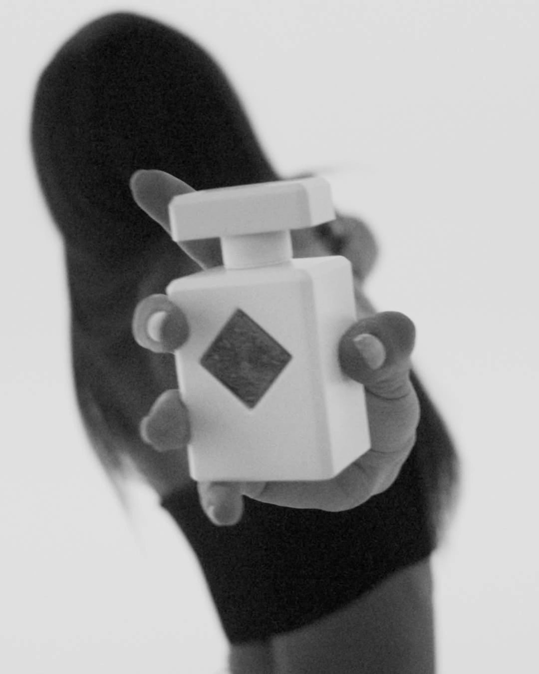 Libertine-Parfumerie-Power-Self-Initio.webp__PID:7158d7a7-f6a2-4a0a-ba9f-5173f556e14d