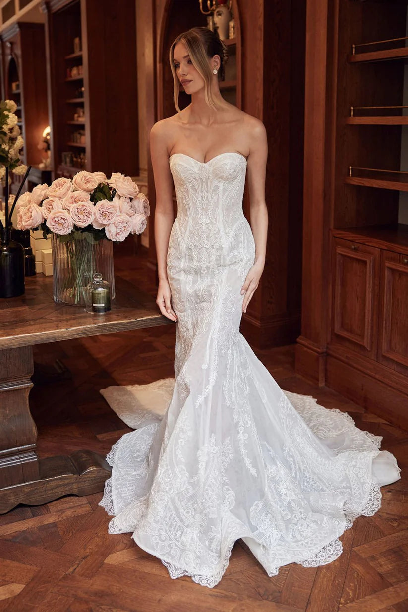 caprice-wedding-dress-575962.webp__PID:d32f5f26-dc98-4f85-8125-9e52404be1ae